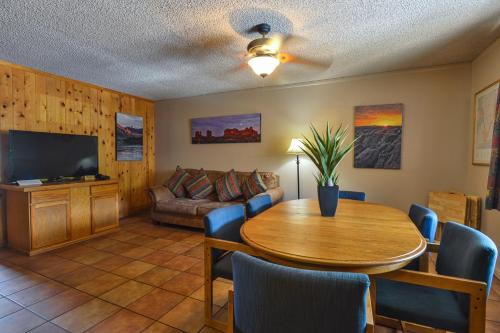 Rustic Inn - image 5