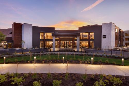 Hoodoo Moab Curio Collection By Hilton - main image