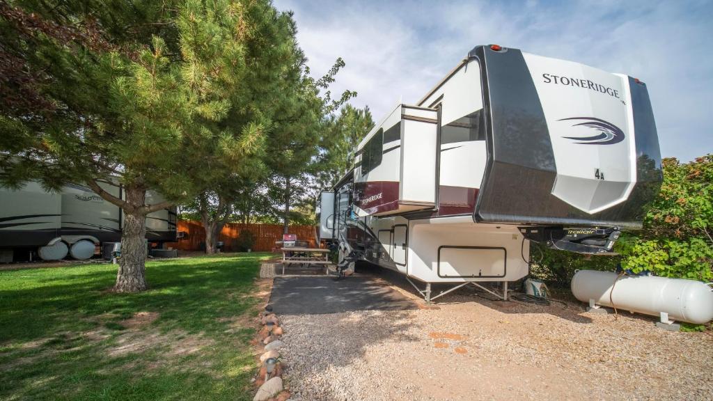 Outdoor Glamping Large 5th Wheel Setup OK4A - main image