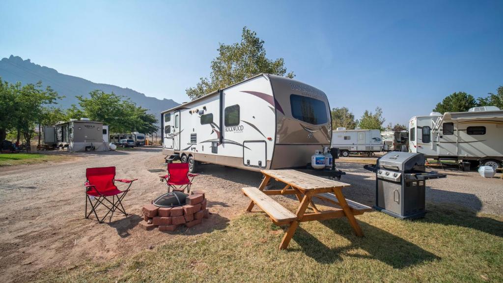 Outdoor Experience Glamping Trailer OK36 - main image