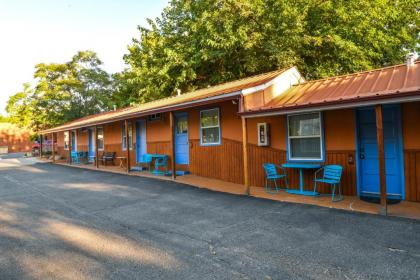 Lodge 3 - Downtown location. Studio with shared hot tub. Minutes to Arches N.P. - image 12