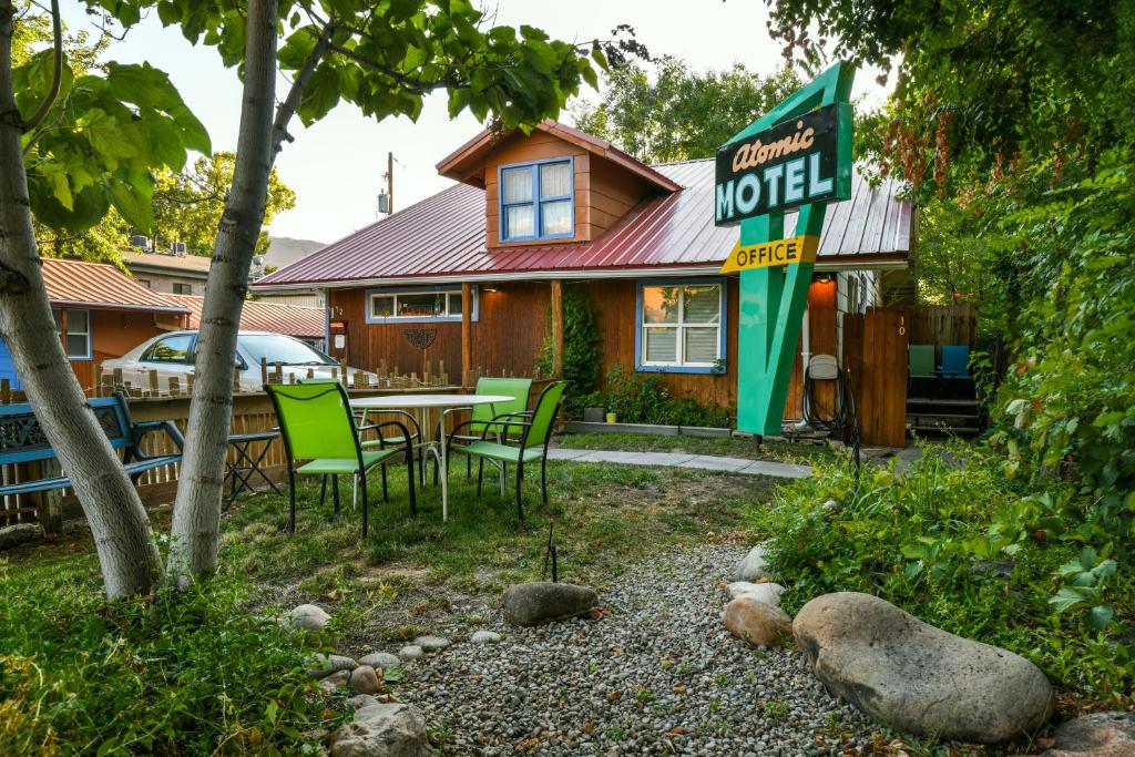 Lodge 3 - Downtown location. Studio with shared hot tub. Minutes to Arches N.P. - image 5