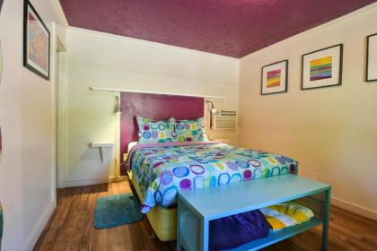 Lodge 2 - Downtown location. Studio with shared hot tub. Minutes to Arches N.P.