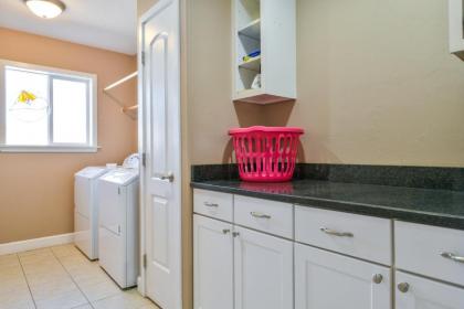 DV - Six bedroom home with private hot tub. Sleeps 22! - image 16