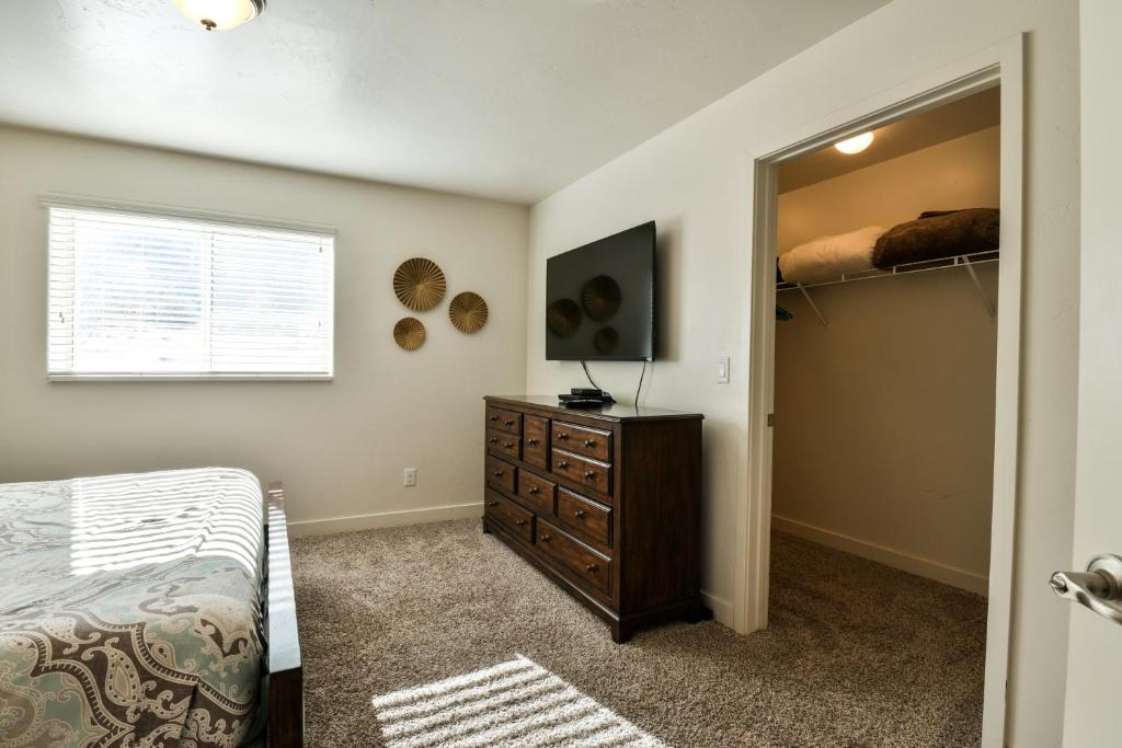 RC6A - Ground floor condo. Sleeps 9. Close to Arches and Canyonlands NP - main image