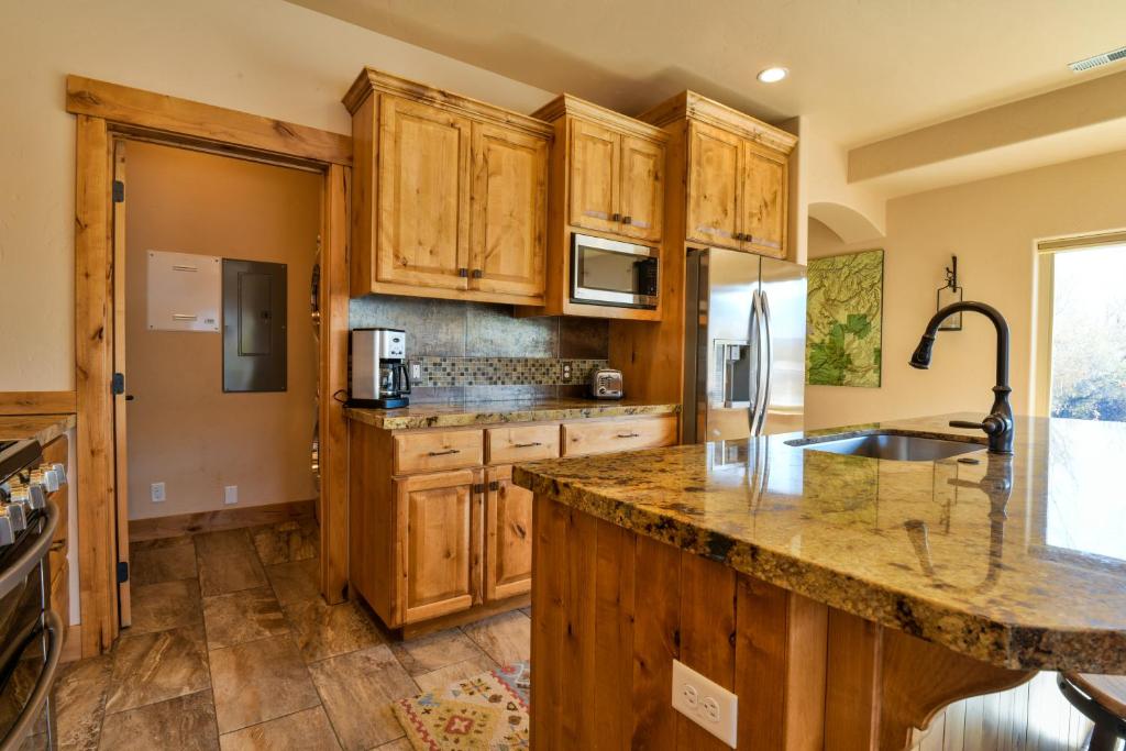 PR 16 - Luxury home with shared pool hot tub - image 2