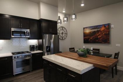 Pipedream Retreat at Sage Creek with Heated Pool - image 12