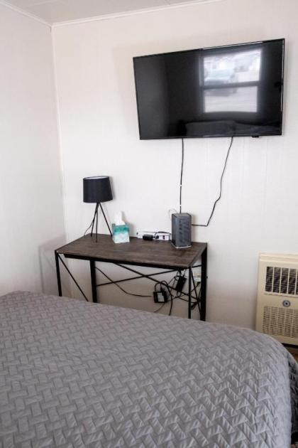 East Side Motel & Cabins - image 8