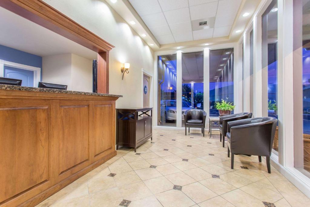 Days Inn by Wyndham Modesto - image 2