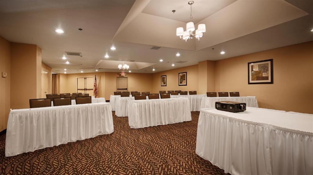 Best Western Palm Court Inn - image 2