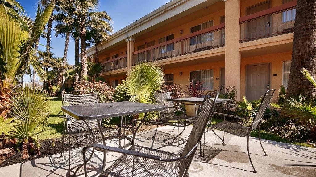 Best Western Palm Court Inn - image 7