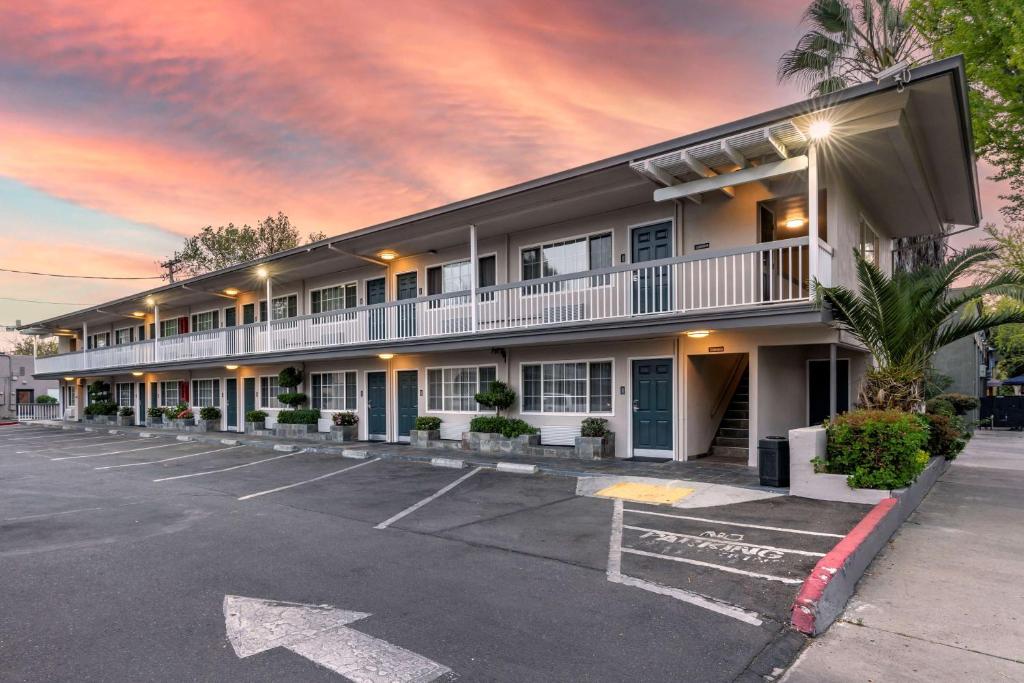Best Western Town House Lodge - main image