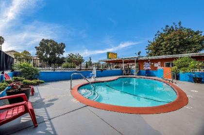 Rodeway Inn - image 11