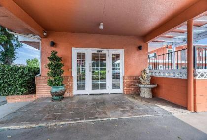 Rodeway Inn - image 12