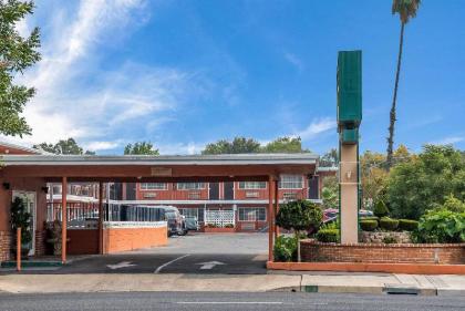 Rodeway Inn - image 13
