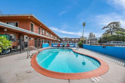 Rodeway Inn - image 4