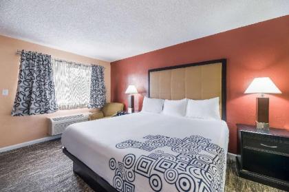 Rodeway Inn - image 5