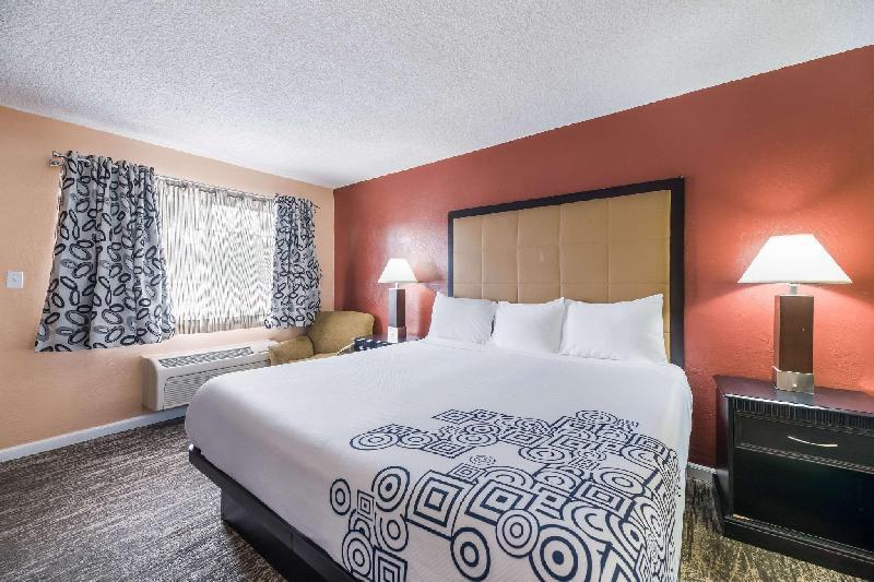Rodeway Inn - image 5