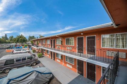 Rodeway Inn - image 8