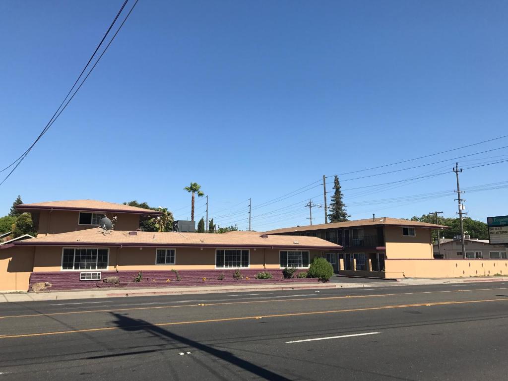 Economy Inn - main image