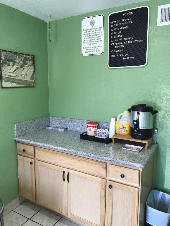 Economy Inn - image 4
