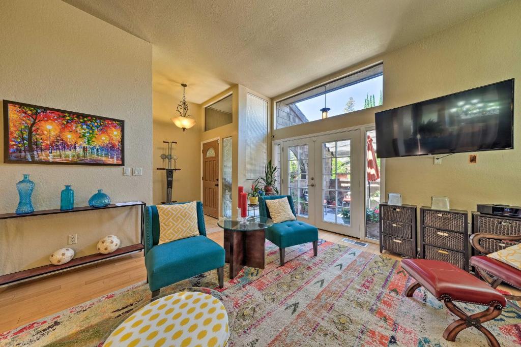 Deluxe Townhome with Deck 2 Mi to Downtown Modesto! - image 4