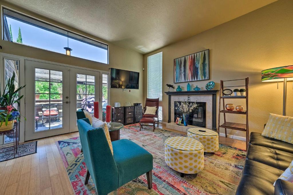 Deluxe Townhome with Deck 2 Mi to Downtown Modesto! - image 5