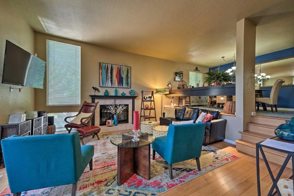 Deluxe Townhome with Deck 2 Mi to Downtown Modesto! - image 7