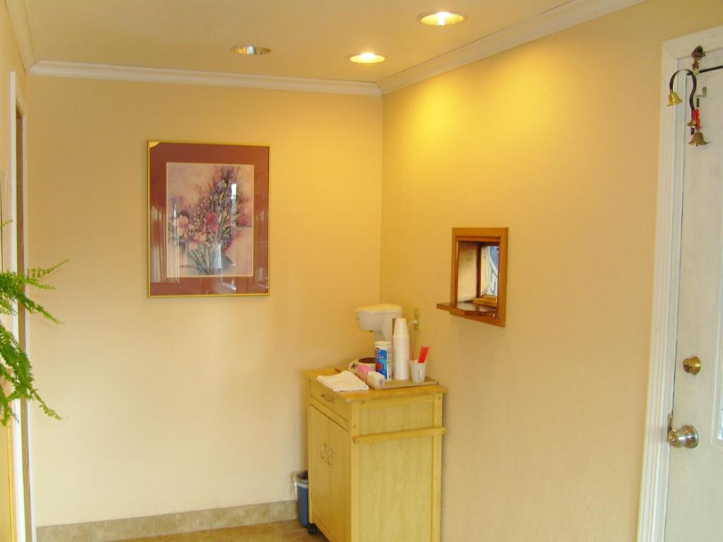 Stagecoach Inn Motel - image 3