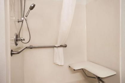 Country Inn & Suites by Radisson Moline Airport IL - image 10