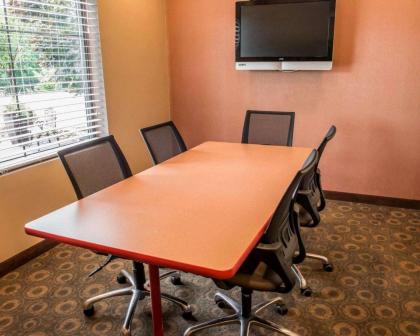 Comfort Suites Monaca - image 2