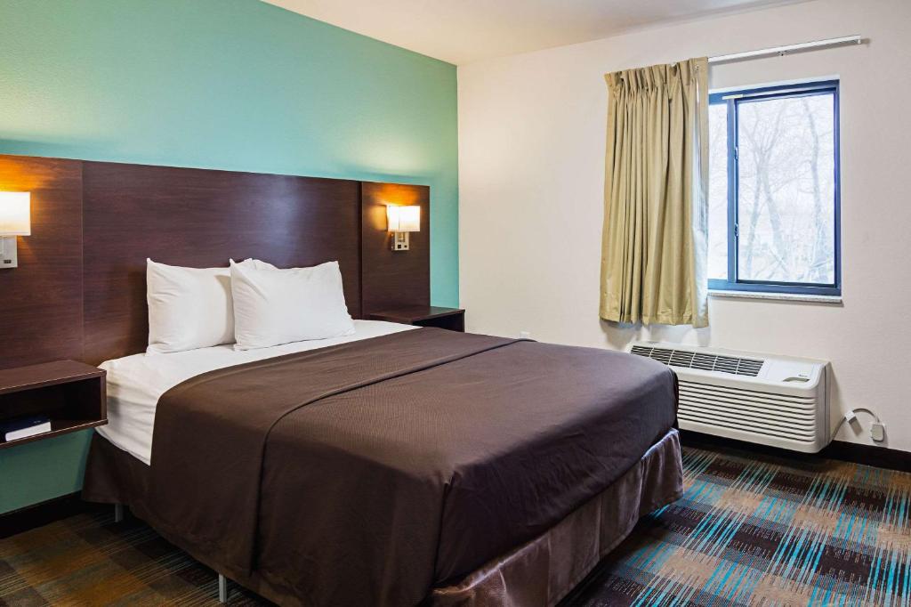 Suburban Extended Stay Hotel - image 2