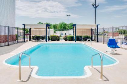 Super 8 by Wyndham Monett - image 5