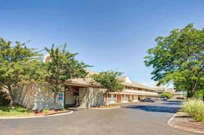 Days Inn & Suites by Wyndham Monroe - image 1