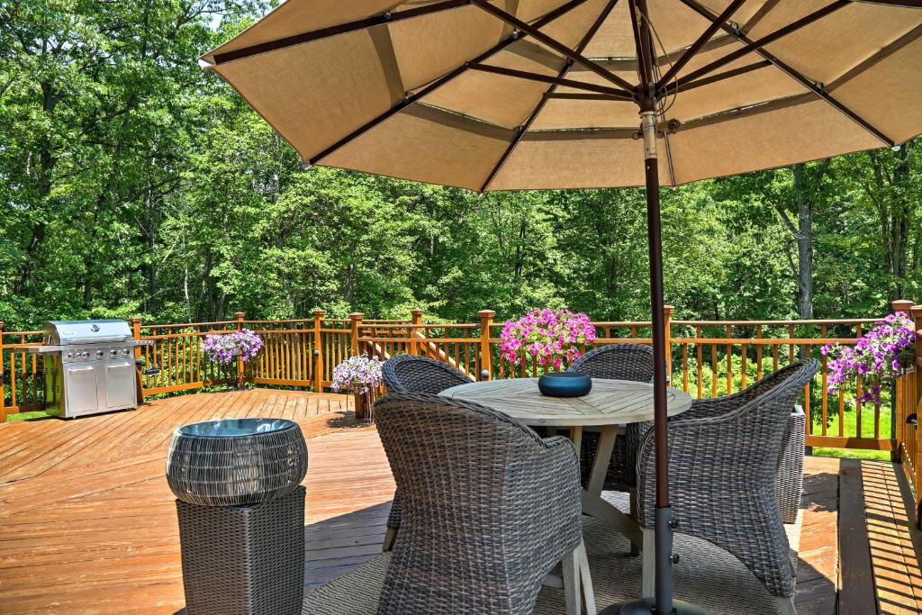 Colonial Style Warwick Retreat - 1 Hour to NYC! - main image