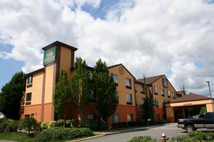 Evergreen Inn & Suites - image 1