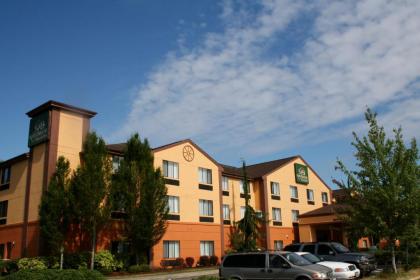 Evergreen Inn & Suites - image 8