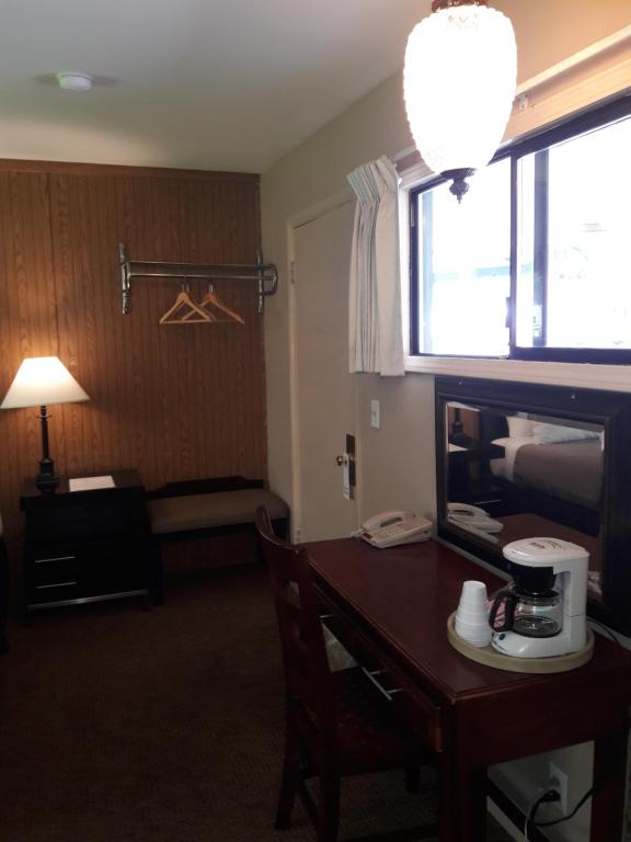Monroe Motel - image 4