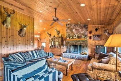 Authentic Cabin with Fire Pit 11mi to trout Fishing monterey
