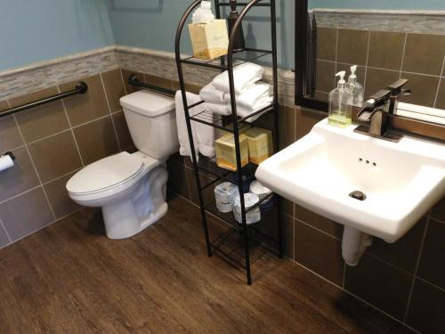 Wave Street Inn - image 5