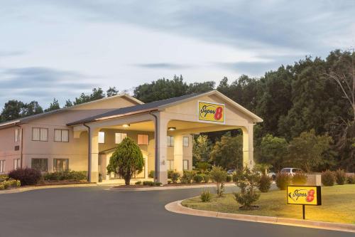 Super 8 by Wyndham Montgomery I-65 - main image