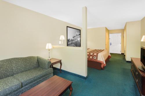 Super 8 by Wyndham Montgomery I-65 - image 5