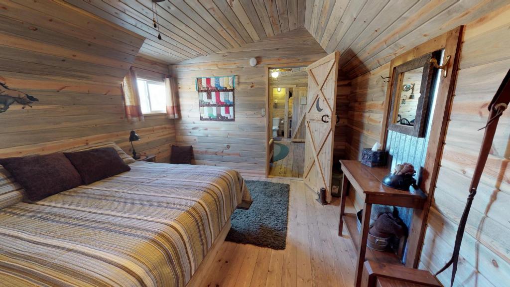 Canyonlands Barn Cabin with Loft Full Kitchen Dining Area for Large Groups - main image