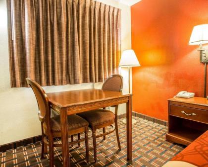 Rodeway Inn - image 8