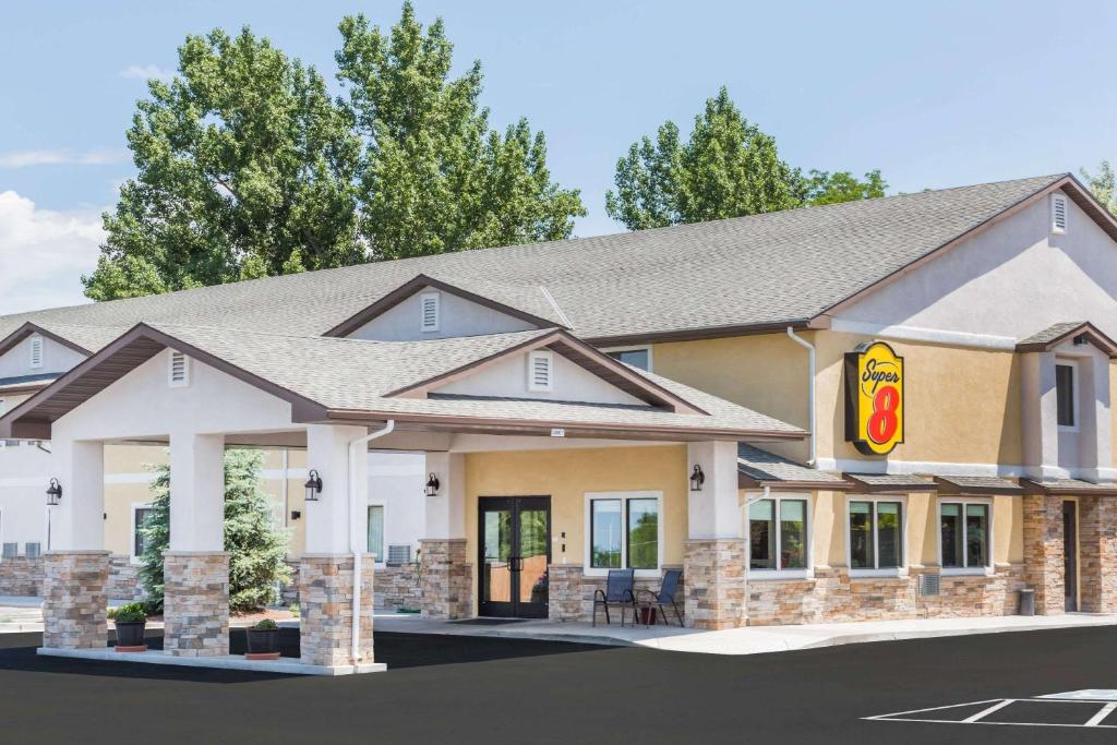 Super 8 by Wyndham Montrose - main image
