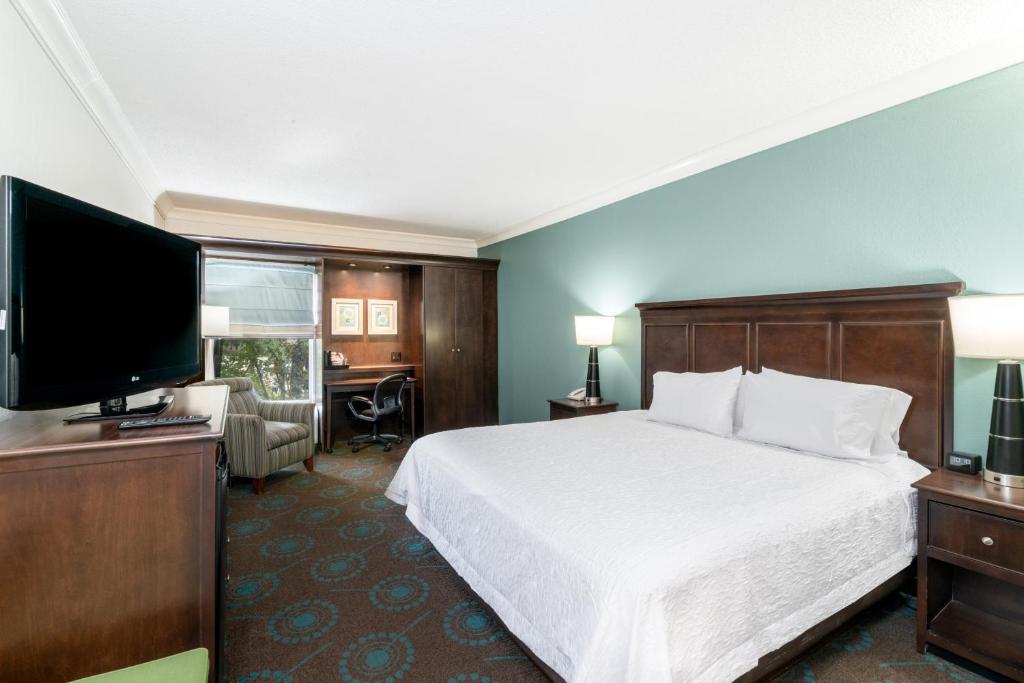 Hampton Inn & Suites Mooresville - image 3