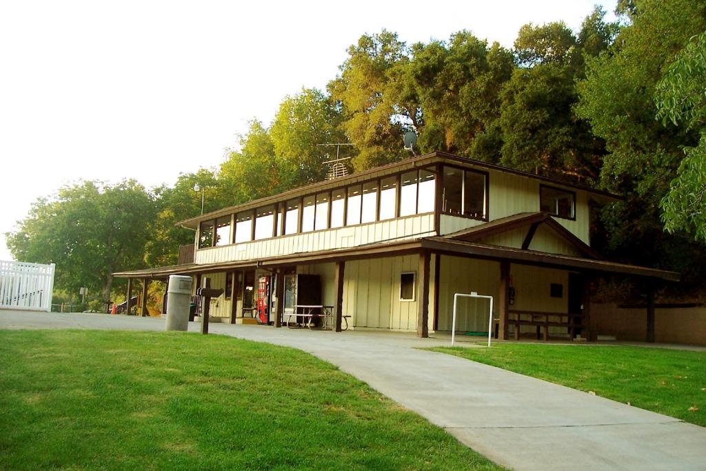 Morgan Hill Camping Resort Cabin 1 - image 4