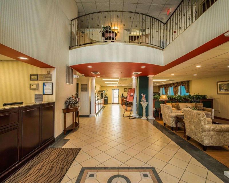 Comfort Inn And Suites - image 5