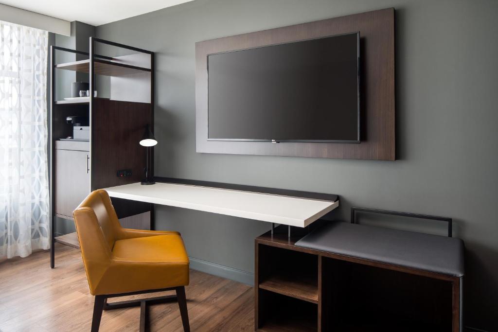 Morgantown Marriott at Waterfront Place - image 4