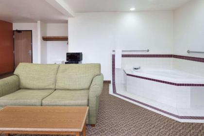 Super 8 by Wyndham Morgantown - image 7